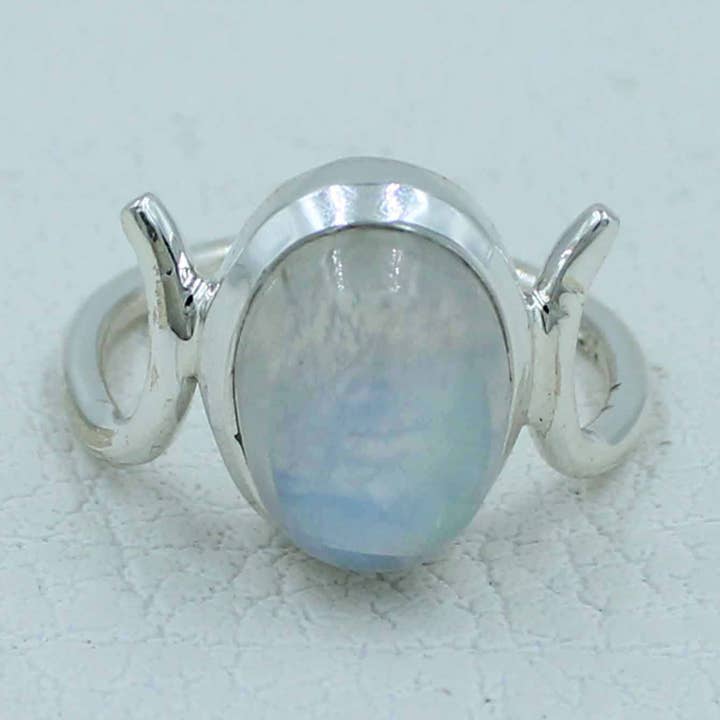 Smuk blå regnbue månesten gave ring for engroshandel hos Silvex Jewelry