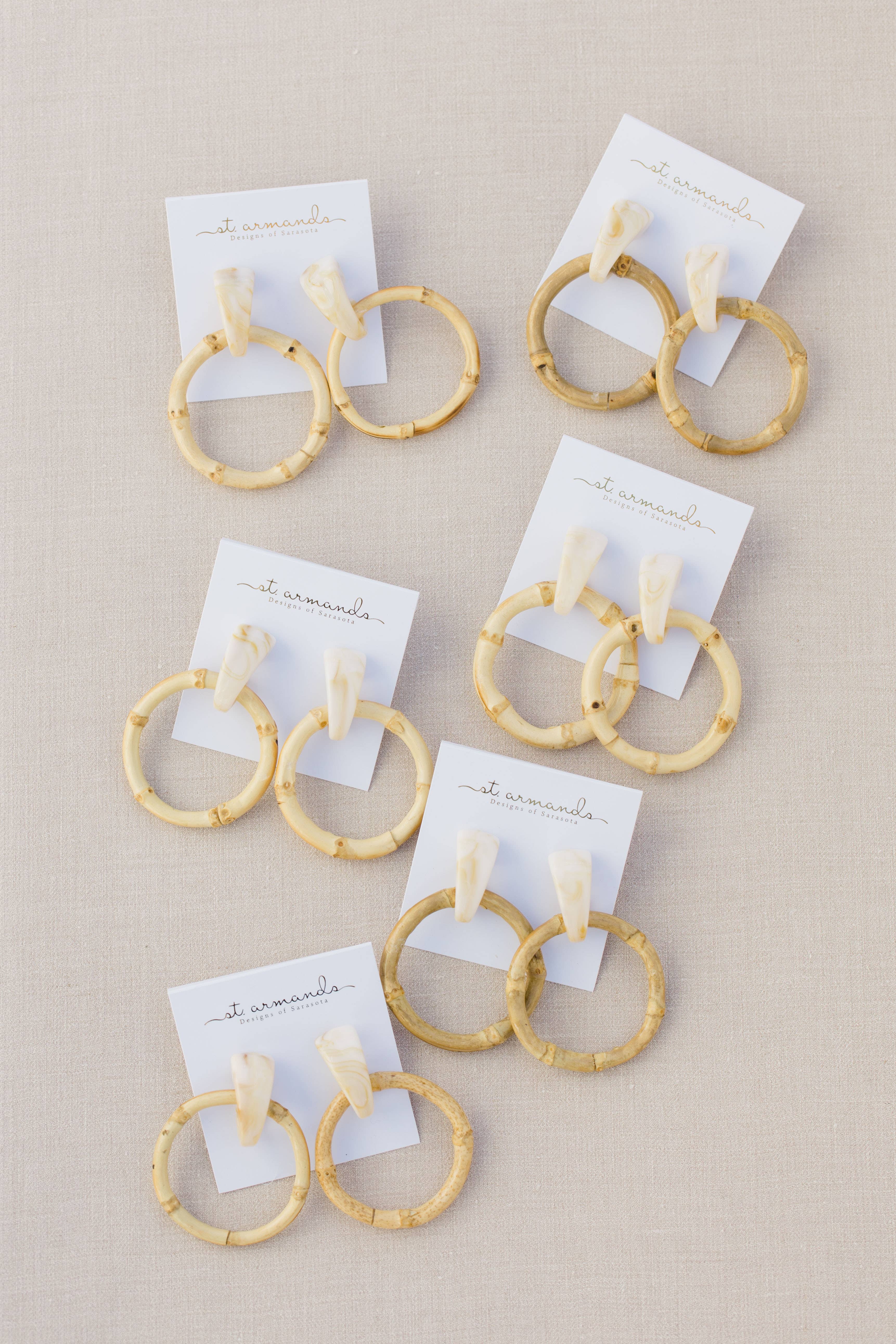 St Armands Designs of Sarasota - Vendita all'ingrosso Orecchini pendenti - Orecchini pendenti in bambù marrone chiaro2