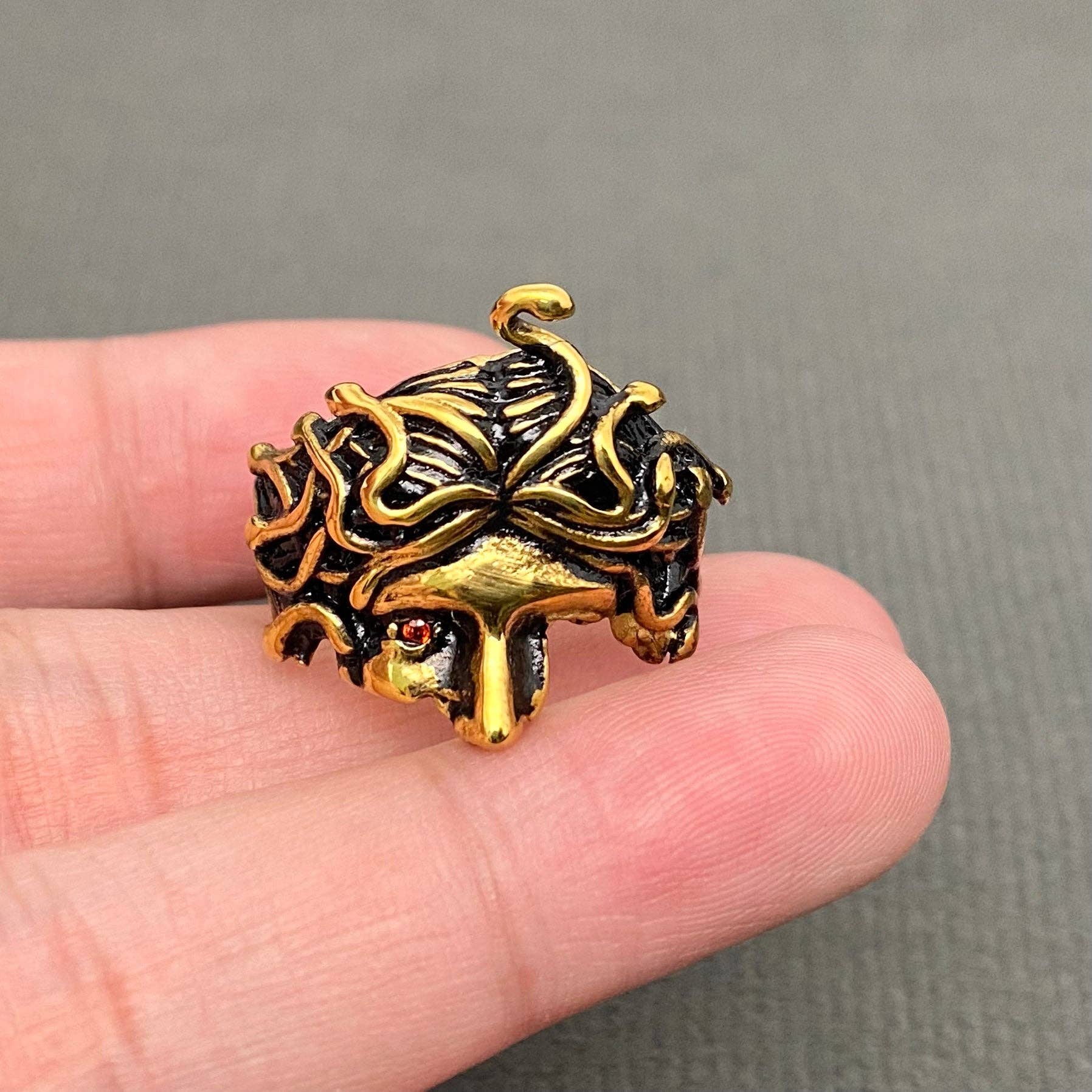 Mio Queena - Wholesale Signet Ring - Men's Stainless Steel Medusa Half Face Ring - MJ/MR4