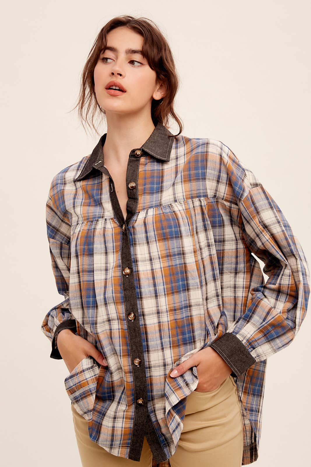 Listicle – Engroshandel Skjorte med buttondown – til kvinder – Blandet ternet oversized skjorte med knapper0