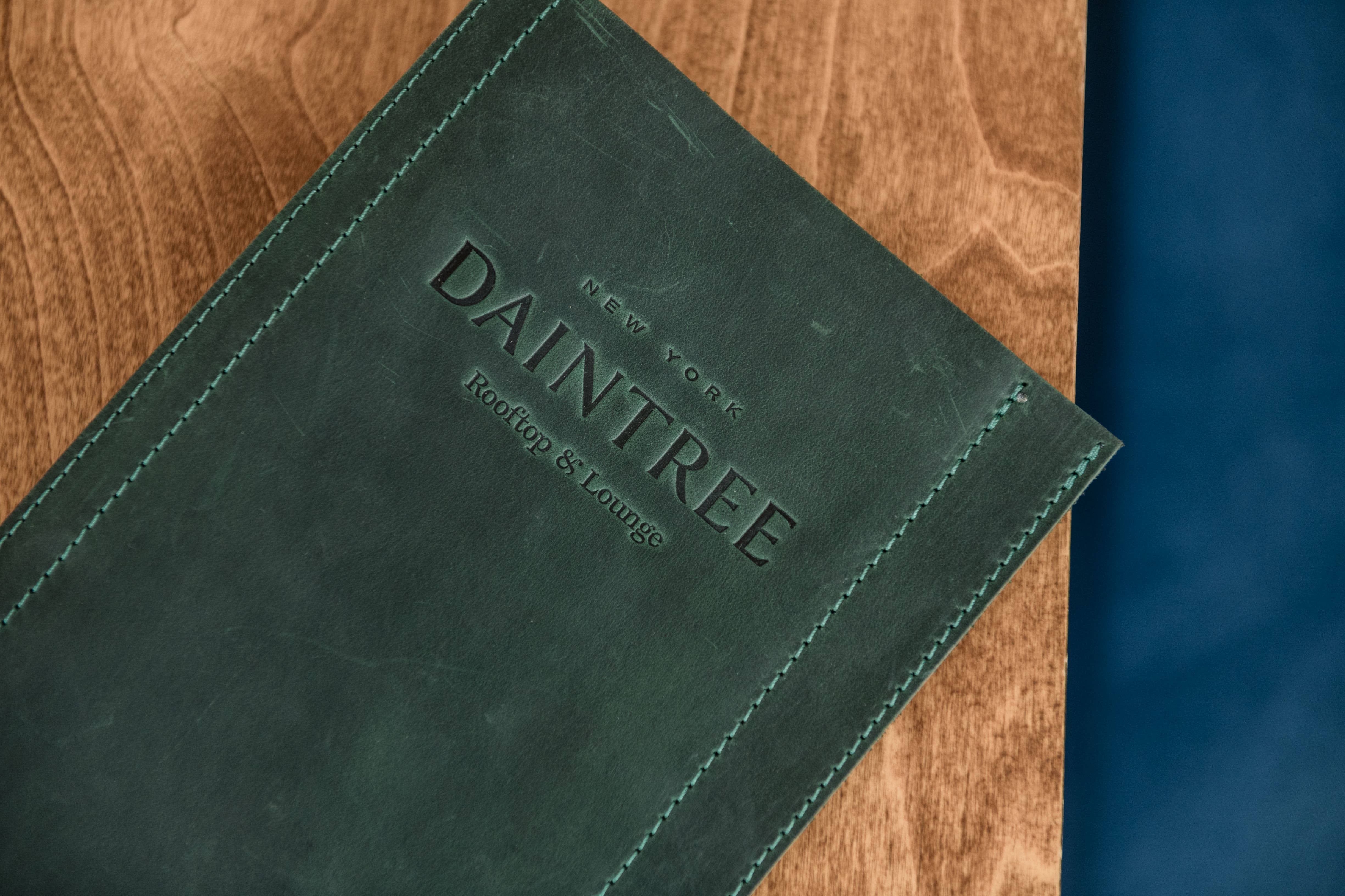 Inko Horeca Accessories - Vendita all'ingrosso Cartelle - Cartella porta menu in pelle con meccanismo raccoglitore ad anelli per fogli A56