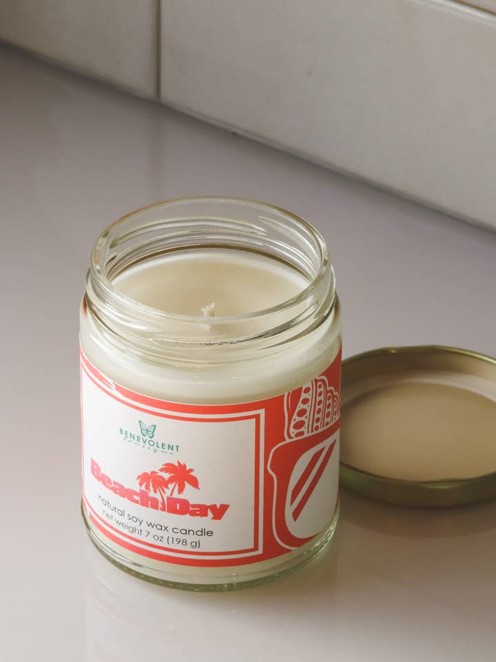 Bougie Beach Day 7oz avec couvercle pour la vente par The Benevolent Boutique