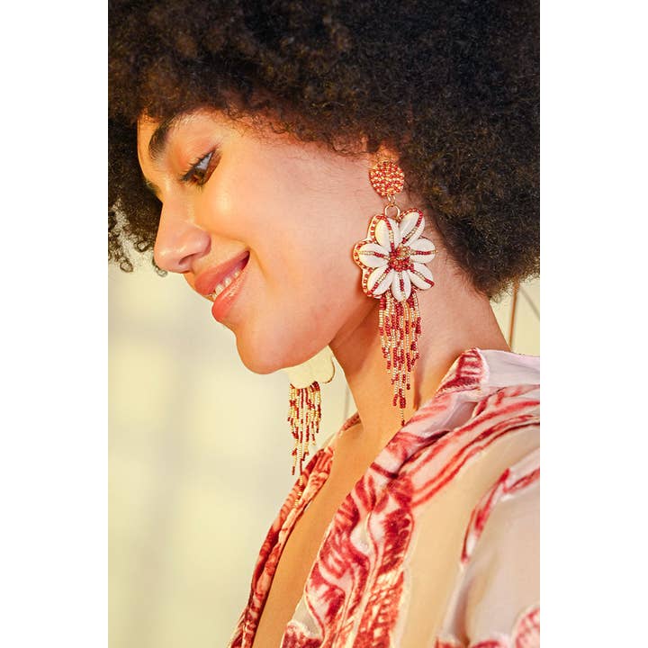 America & Beyond – Engroshandel Tassel-øreringe – Blomstermuslingeperlede kvastøreringe1