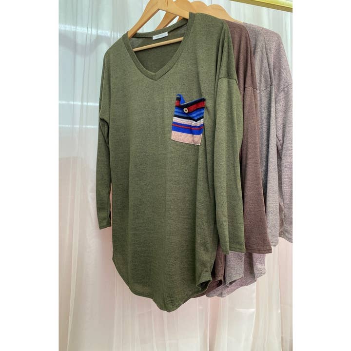 haut uni à col en V avec poche pour la vente par Reborn J