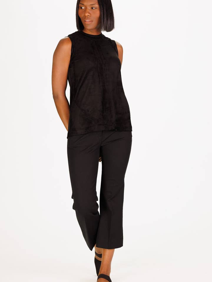 Top Lilliana in camoscio elasticizzato nero per la vendita all'ingrosso da parte di Duffield Lane