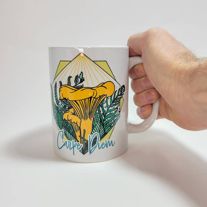 Mushroom Marauder - Wholesale Koffiemok - Carpe Diem Cantharelle | Mushroom mok | Mushroom artwork on
