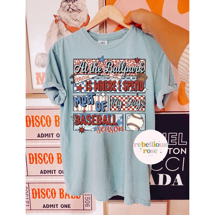 T-shirt graphique de baseball Au Stade pour la vente par Rebellious Rose LLC