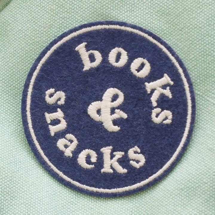 Books & Snacks - Patch brodé pour la vente par Alphabet Bags