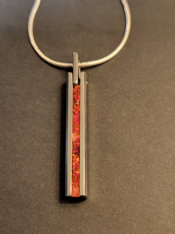 Pendente in tungsteno con opale di fuoco rosso e catena in argento sterling per la vendita all'ingrosso da parte di Natural Evolution Design