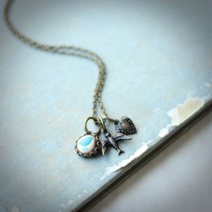 Collier à breloques Bluebird of Bonheur pour la vente par Circa 1890