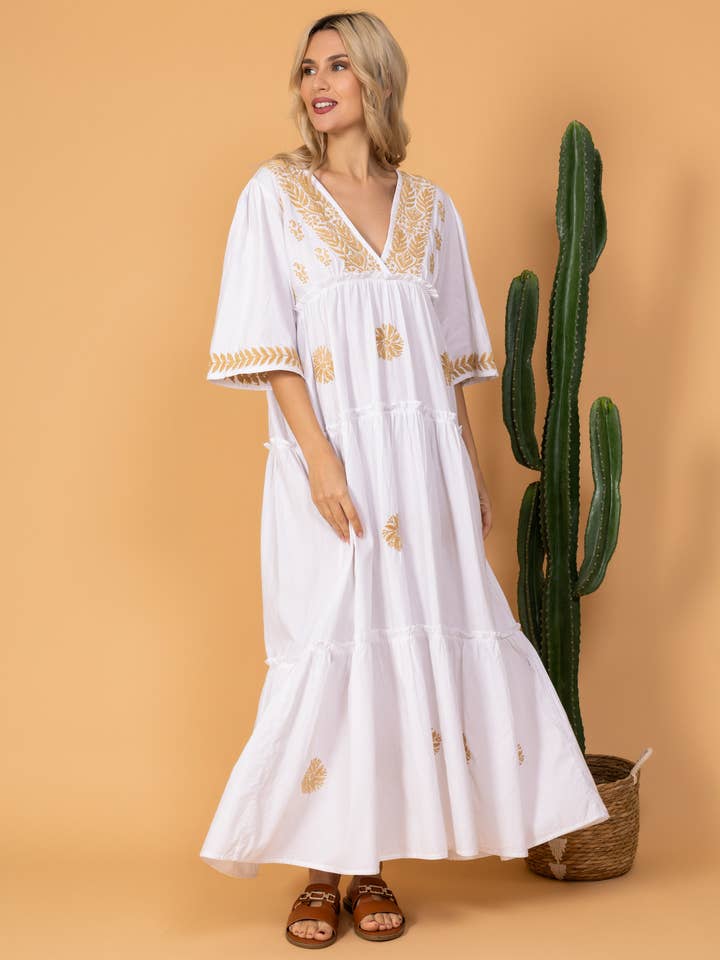 Robe longue blanche en coton respirant avec broderies dorées pour la vente par FAME GREECE