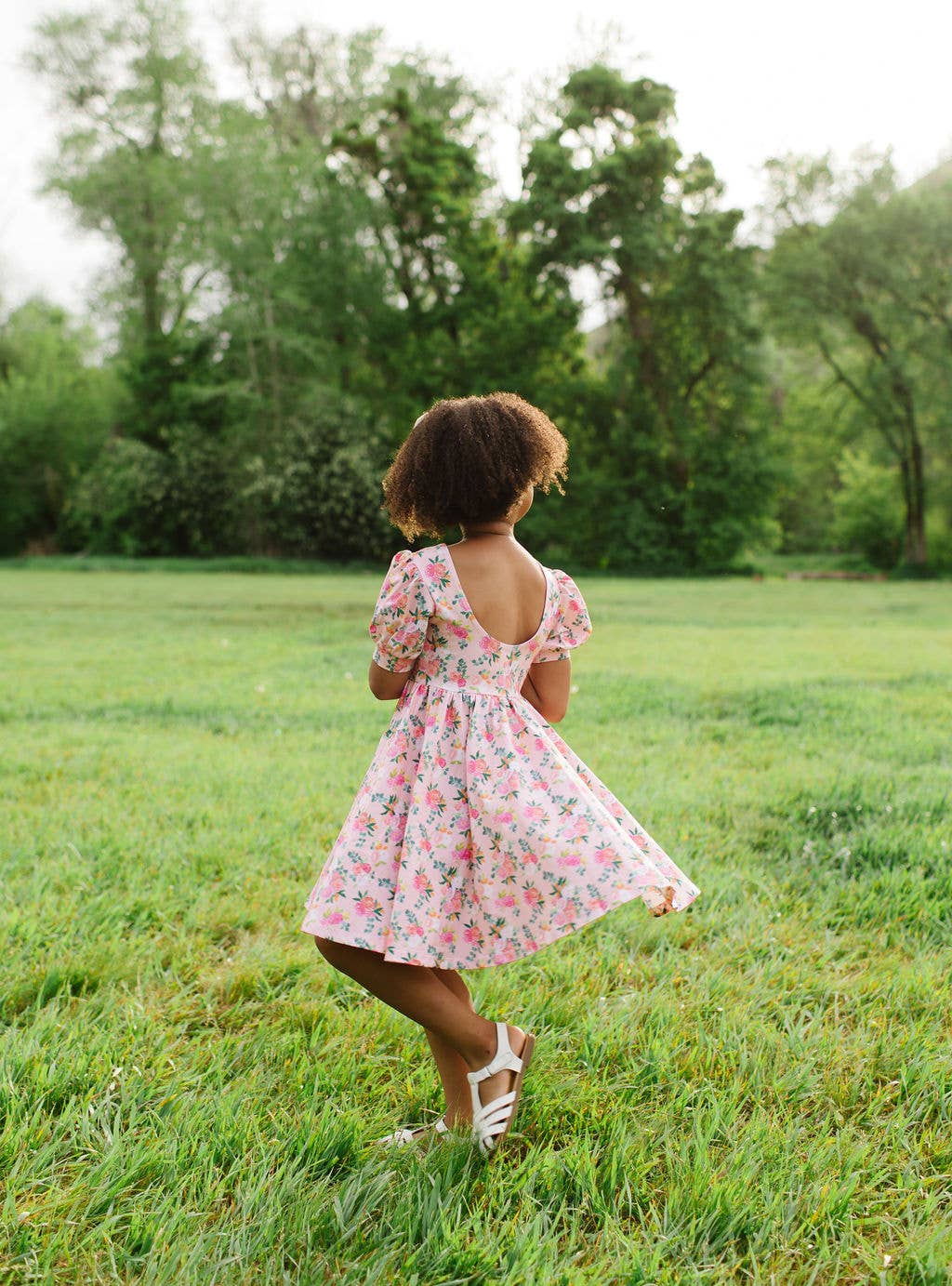 Ollie Jay – wholesale Klänning – Barn – Puffklänning i Peach Bouquet | Flickors Snurrklänning3