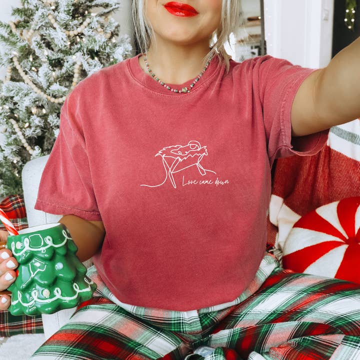 T-shirt graphique mignon chrétien de Noël "L'amour est descendu". et autres tendances Résultats pour capsule special t en vente B2B. Retours gratuits et paiement à 60 jours sur Faire sur Faire.