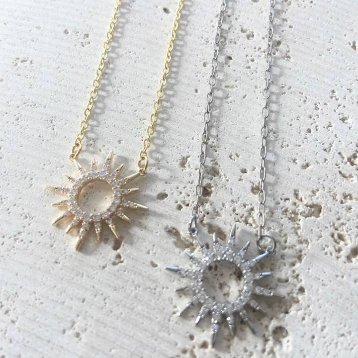 VB&CO Designs Handmade Jewelry – wholesale Hänge-/berlockhalsband – Minimalistiskt solhalsband med kristaller, boutique-smycke1