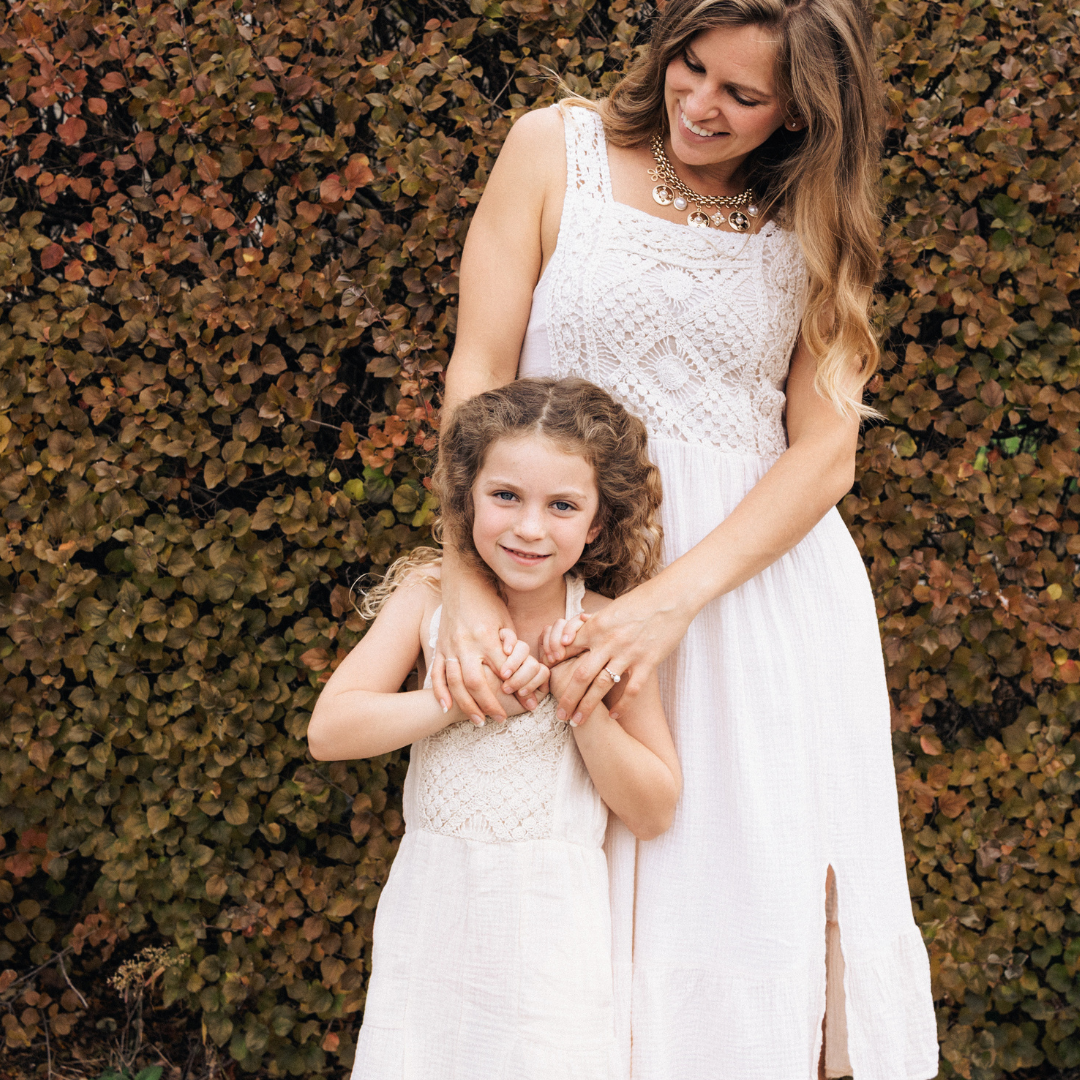 HAHA MAMA Clothing - Venta al por mayor Conjunto de mamá y bebé - Mono de ganchillo blanco suave - Niño7