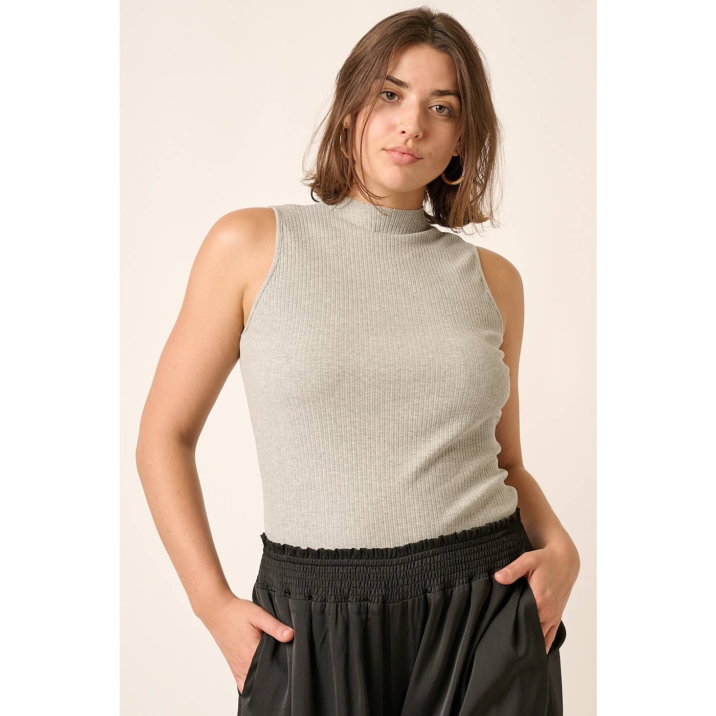 mittoshop – Großhandel Strickoberteil – Damen – J14529PL - PLUS ÄRMELLOSES TOP AUS RIPPSTRICK MIT SCHNITTKANTE UND STEHKRAGEN1