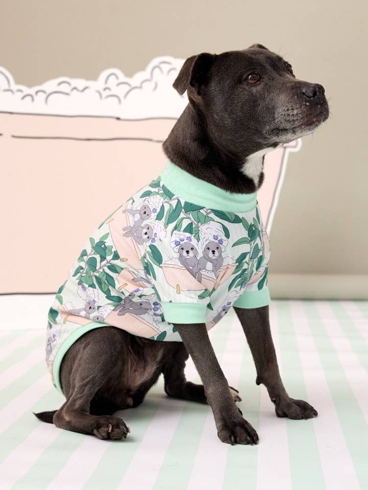 T-shirt pour chien Pampered Pups, assorti à la couverture et au pyjama pour la vente par Darren & Phillip