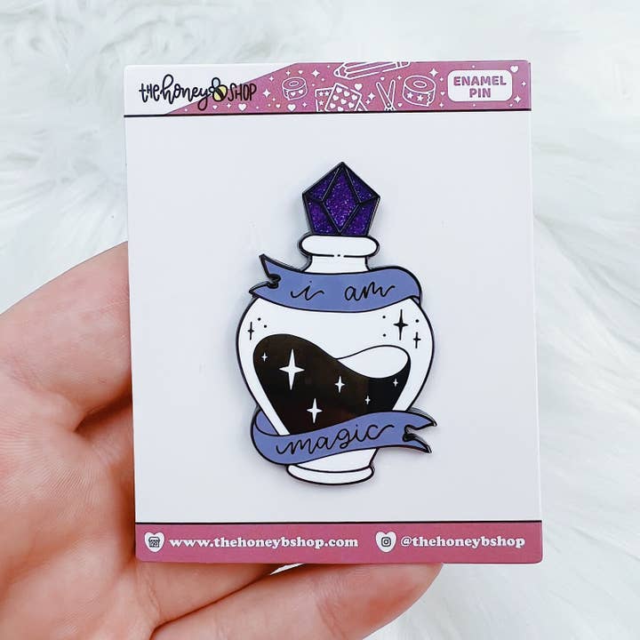 Ik ben Magische Toverdrank Fles Emaille Speldje voor wholesale door The HoneyBShop