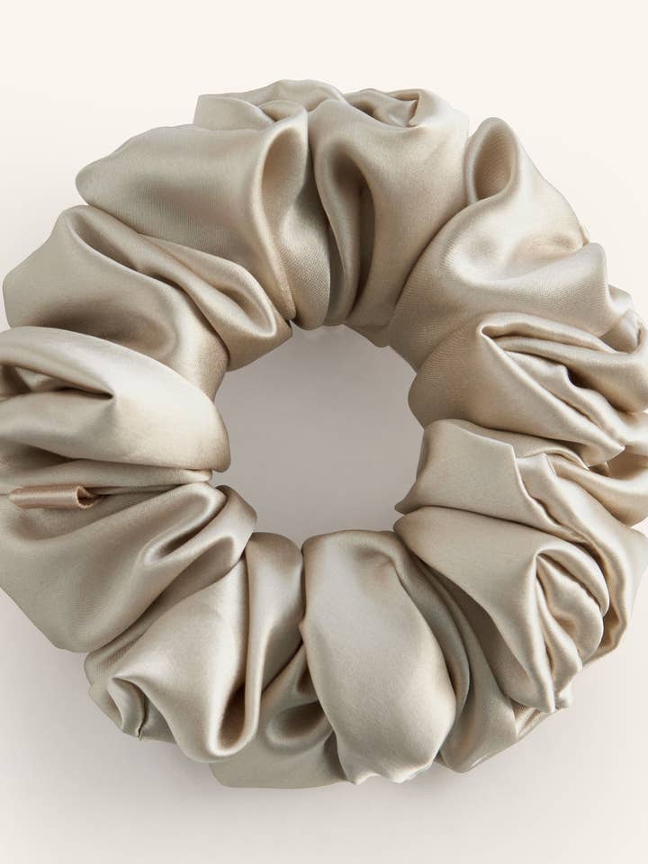 Klassisk Silkescrunchie - Tidssløst Hverdagsessentiel for engroshandel hos Jasmisilk