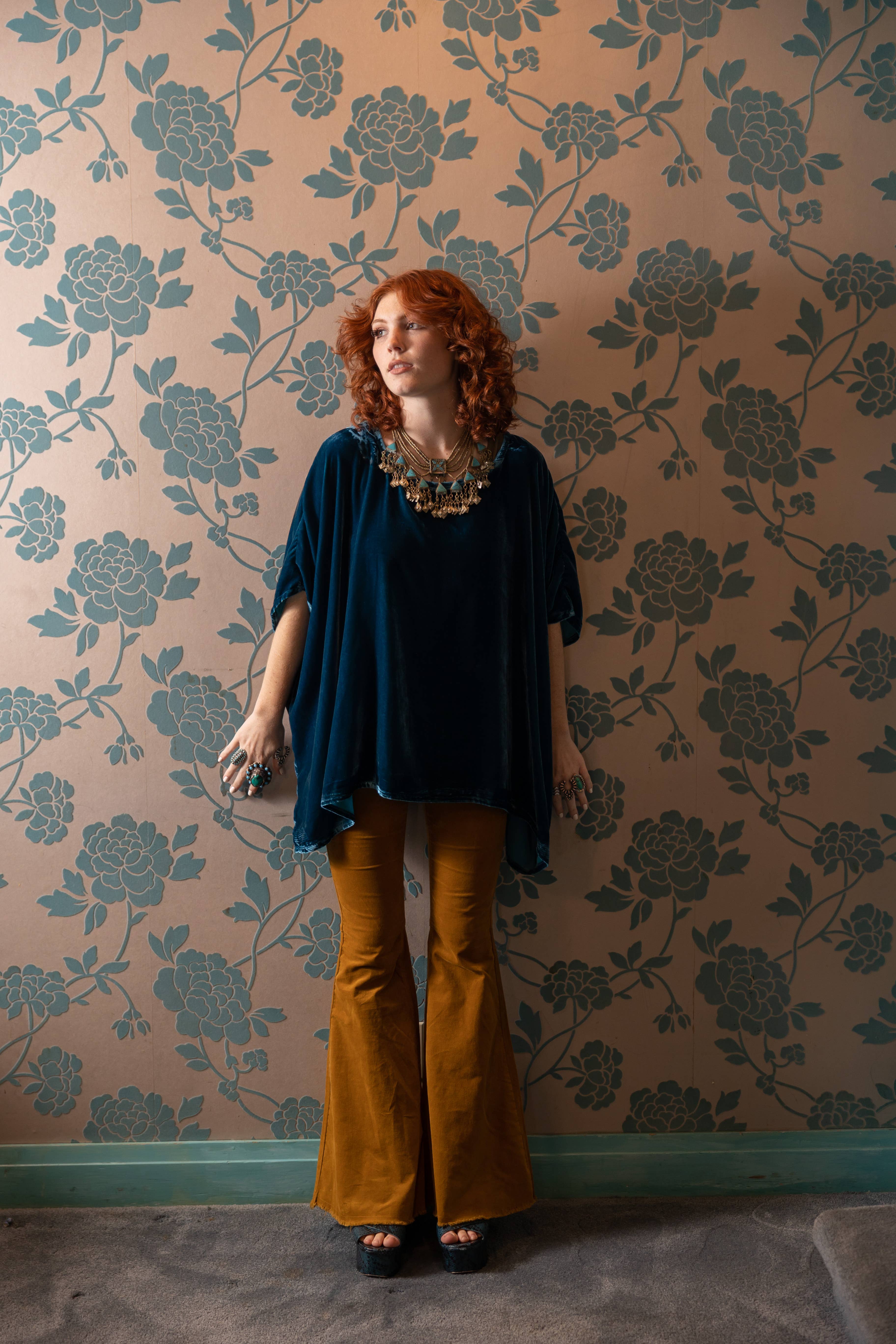 Jennafer Grace – Großhandel Bluse – Damen – Halstuch aus Samt mit Pfauenmuster9