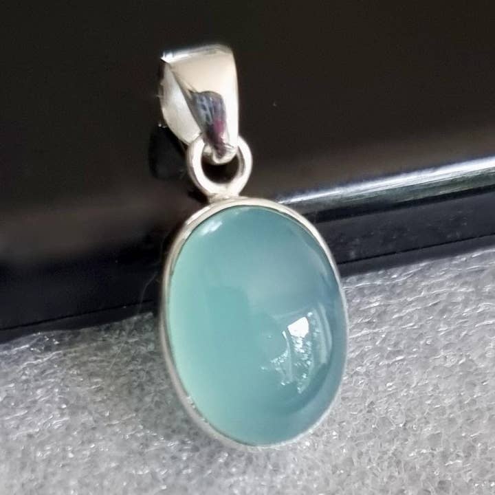 Litet ovalt hänge i aqua kalcedon | Sterling silver, P10C för wholesale av Mistry Gems
