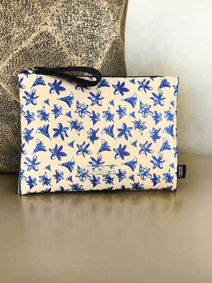 Bolsita BLOSSOM en beige suave con tonos azules para venta al por mayor de Forever is Boring
