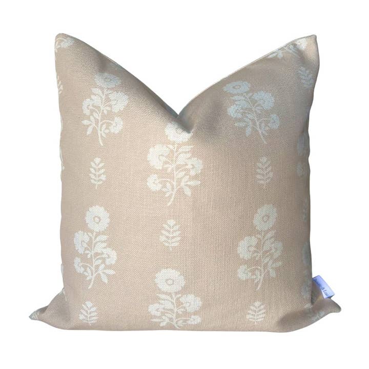 Coussin Floral Chloe en Naturel pour la vente par Brooke and Lou