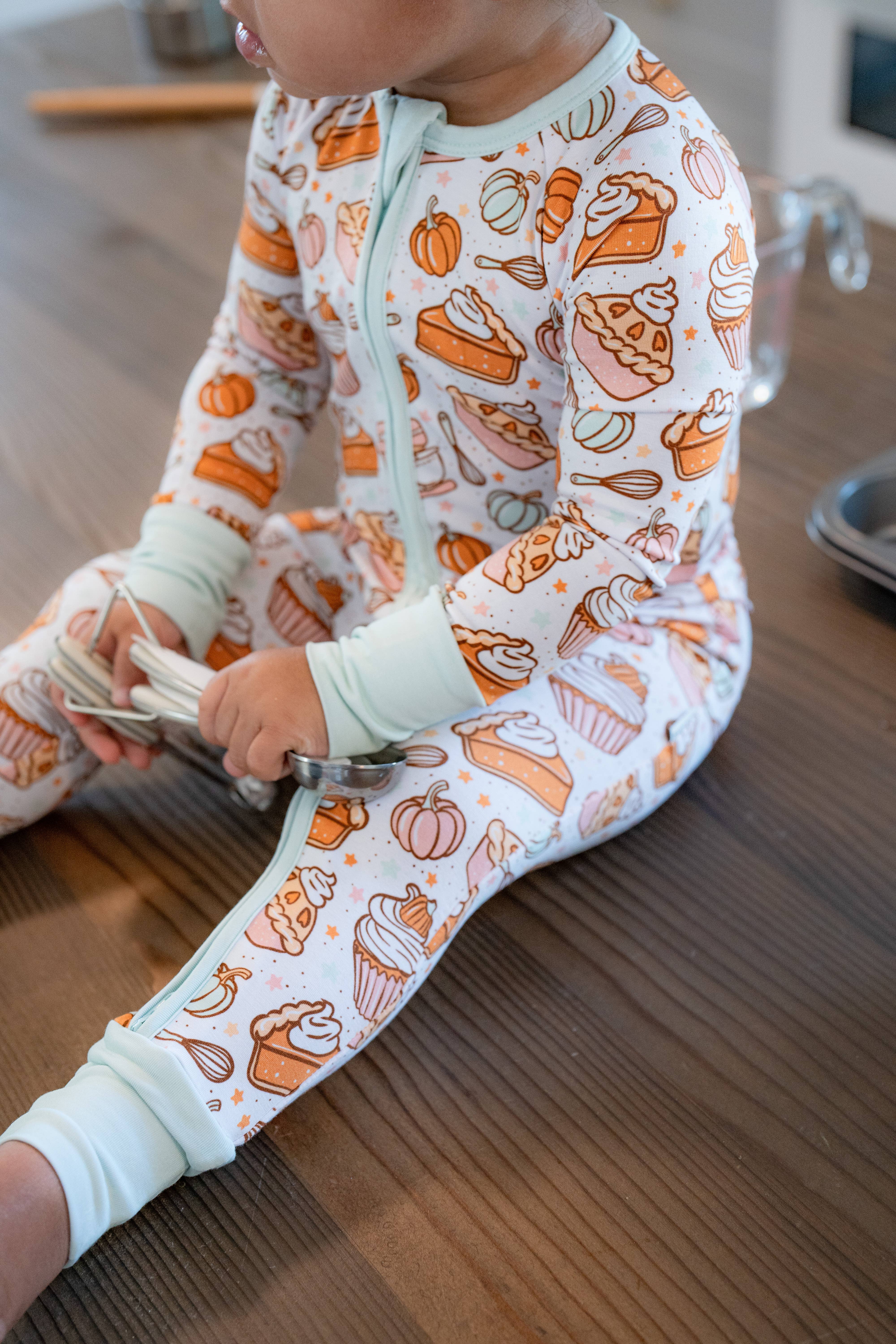 Boosh Baby - Vente Bas de pyjama – enfant - Pyjama grenouillère en bambou Zippy pour la cuisson des tartes à la citrouille pendant les fêtes 🥧 ✨2