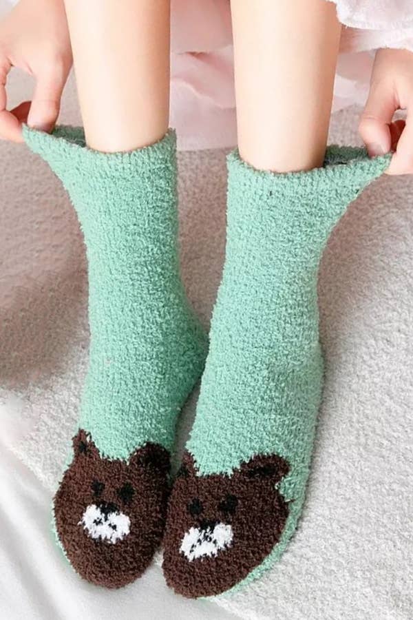 Cap Zone - Wholesale Socks - Women's - Animal Paw Print Fuzzy Fleece Indoor Socks1