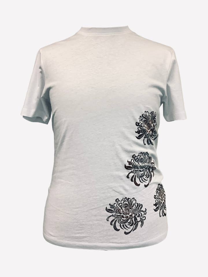 Wit T-shirt met bloemenprint en grafische kunst voor wholesale door Impromptu Musé