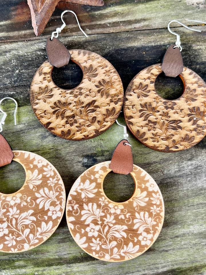 Ciondoli astratti floreali e in pelle per la vendita all'ingrosso da parte di BMR Designs