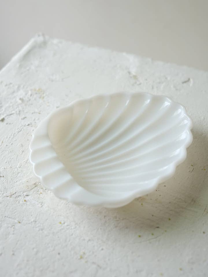 Conchiglia Latte Vetro Piatto per la vendita all'ingrosso da parte di Twenty Third by Deanne