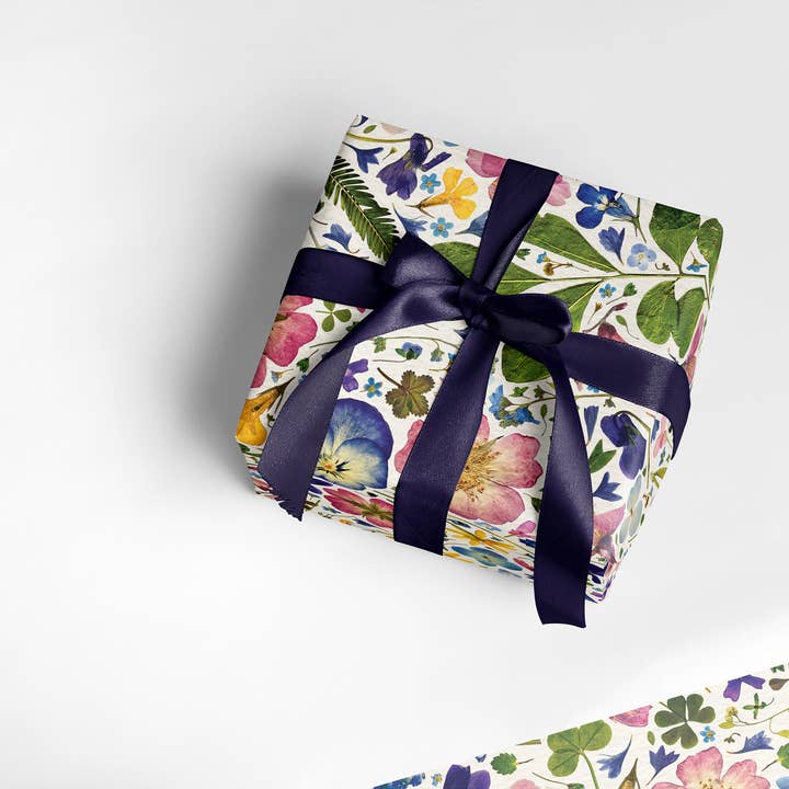 Lucy Miller Pressed Flowers - Vente Feuille de papier cadeau - Papier Cadeau Botanique Recyclé – Fleurs Pressées sur Naturel1