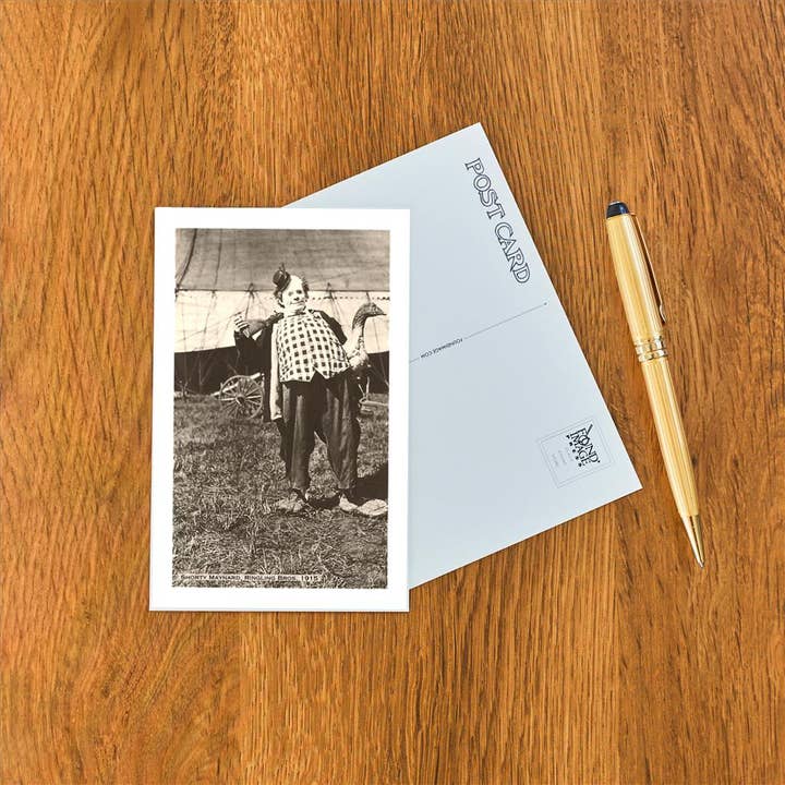 Found Image Press – wholesale Vykort – Vykort CI-58 Shorty Maynard, cirkusclown, med gås