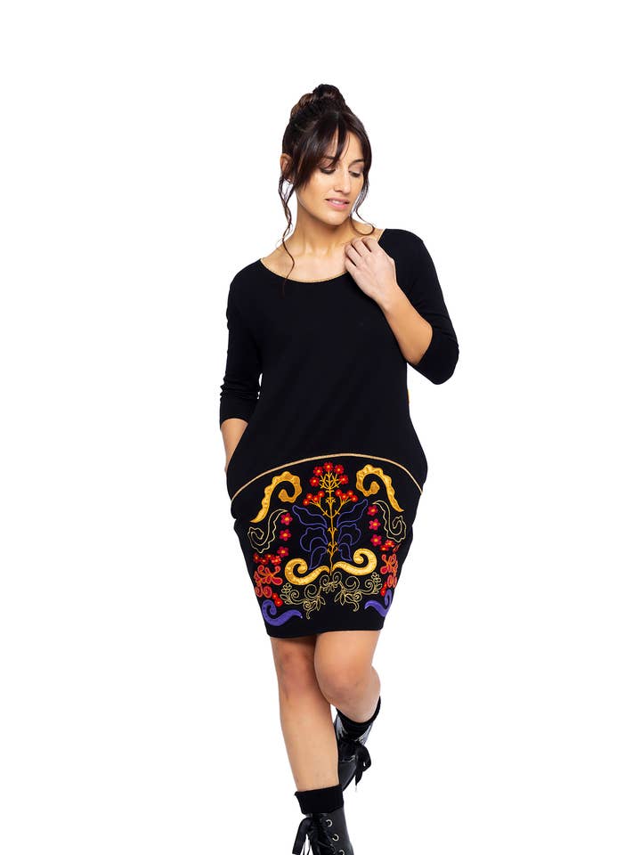 Vestido preto de malha com bordado e mangas francesas 3/4 Isadora - Mamatayoe por atacado de Mamatayoe