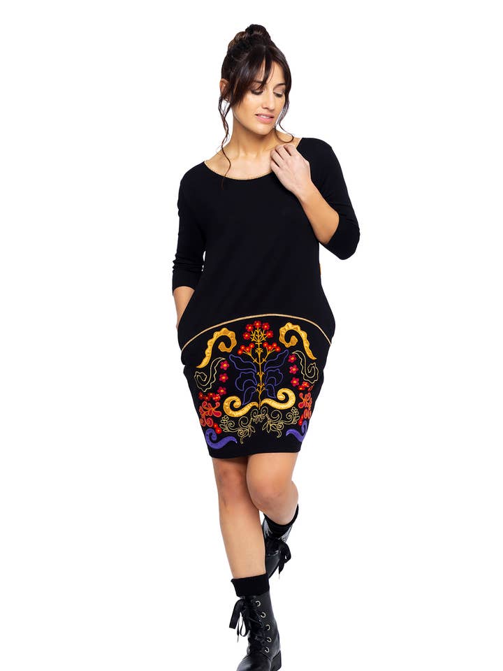 Abito in maglia con maniche francesi ricamate. Abito Isadora per la vendita all'ingrosso da parte di Mamatayoe