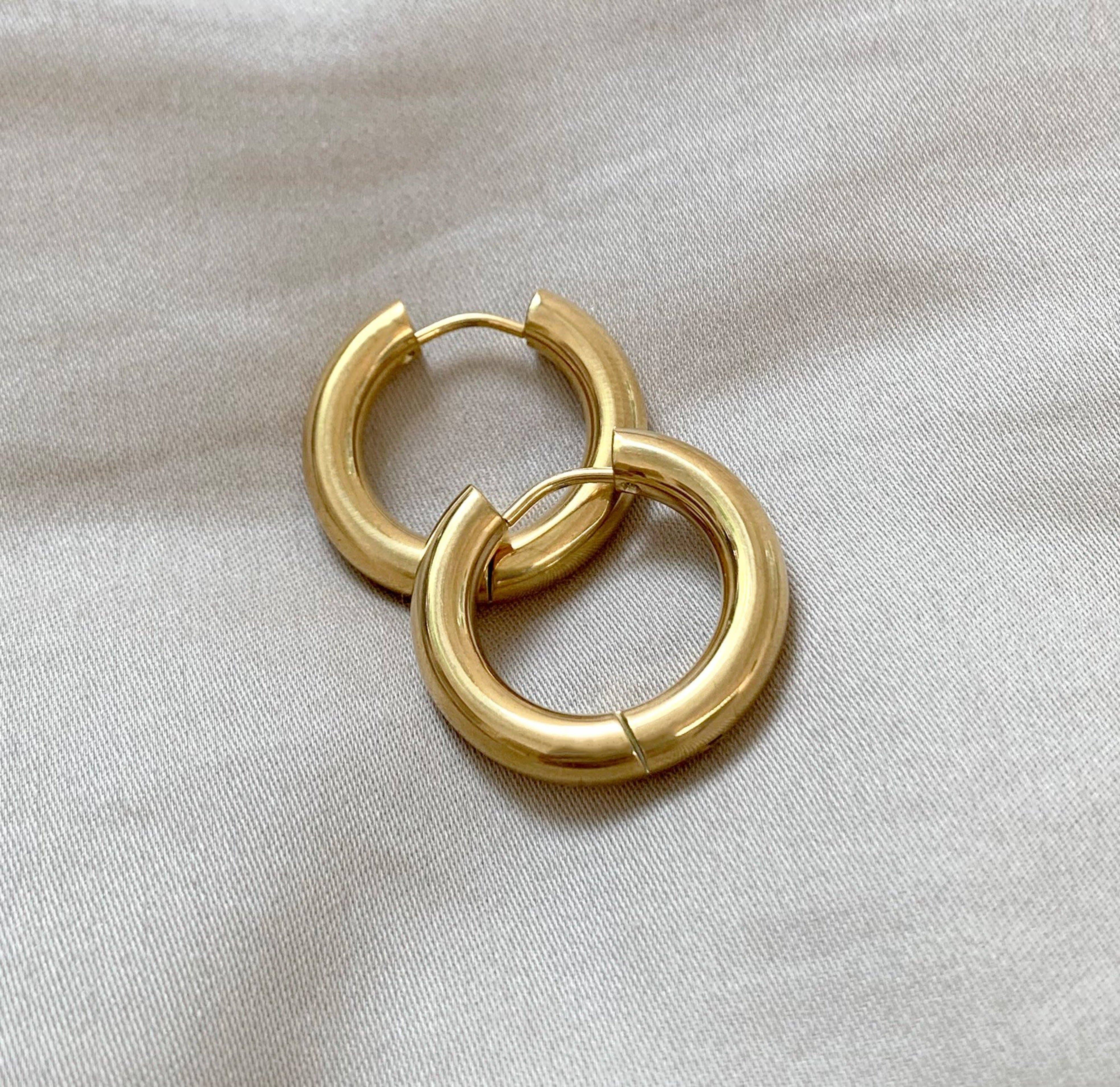 MAI DESIREE – wholesale Hoop-örhängen – FELICE GULD CHUNKY SMÅ HOOP-ÖRHÄNGEN