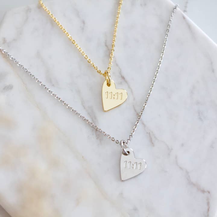 11:11 Gestempeltes Herz-Halskette - Engelszahl für den Großhandel von Mesa Blue