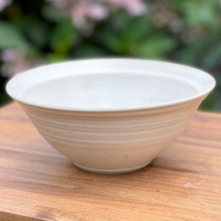 Bol à céréales et à légumes de taille moyenne en grès blanc doux et minimaliste. pour la vente par Chrys' Porcelain