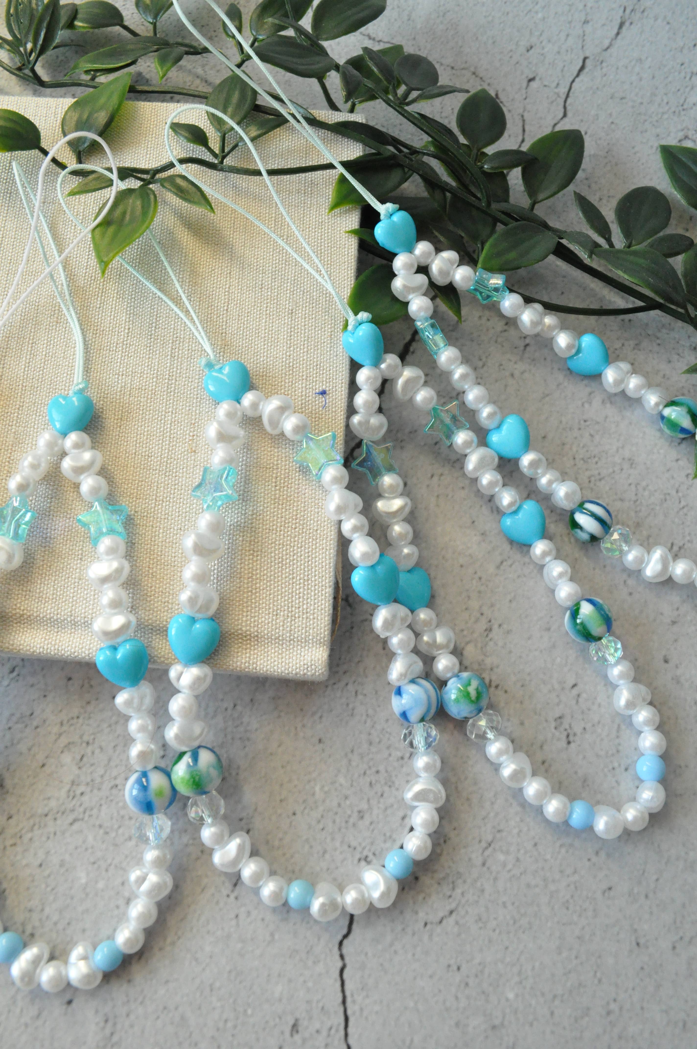 TheMellys - Vente Sangle pour étui à téléphone - Bracelet de téléphone en forme de cœur bleu nacré d'eau douce, chaîne de téléphone Y2K7