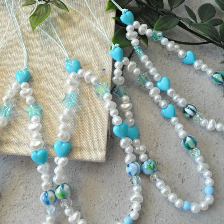 TheMellys - Vente Sangle pour étui à téléphone - Bracelet de téléphone en forme de cœur bleu nacré d'eau douce, chaîne de téléphone Y2K7