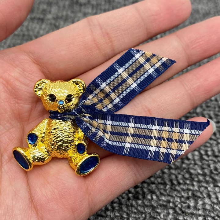 Spilla Orso con Sciarpa Placcata in Oro 18K per la vendita all'ingrosso da parte di Mio Queena