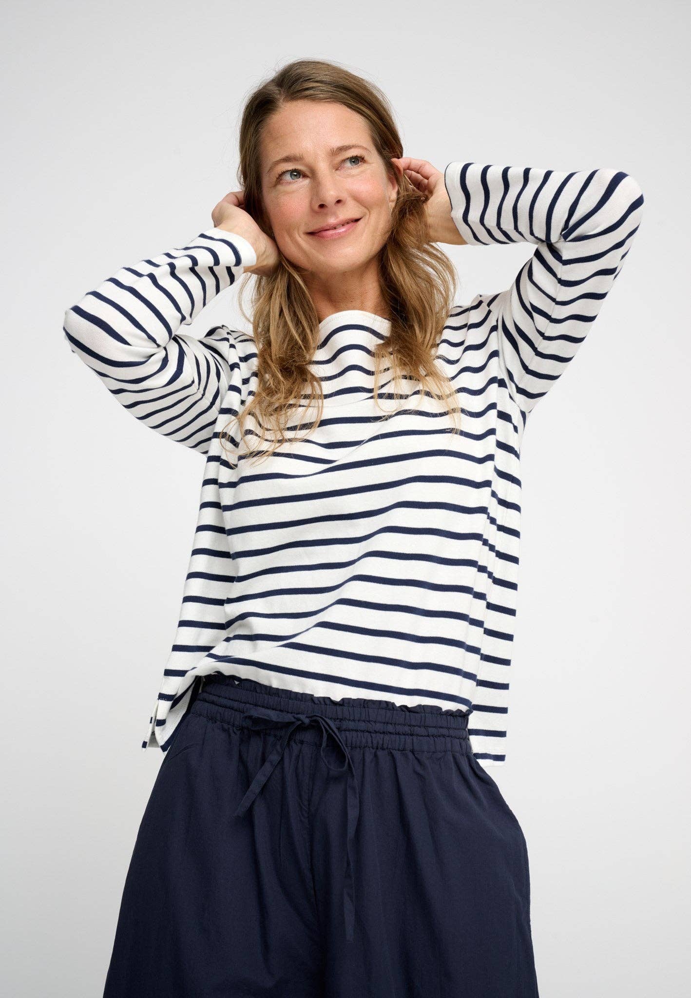 Ecru/Navy Stripe Blessed sweatshirt med ränder - ecru/marinblå för wholesale på Faire4