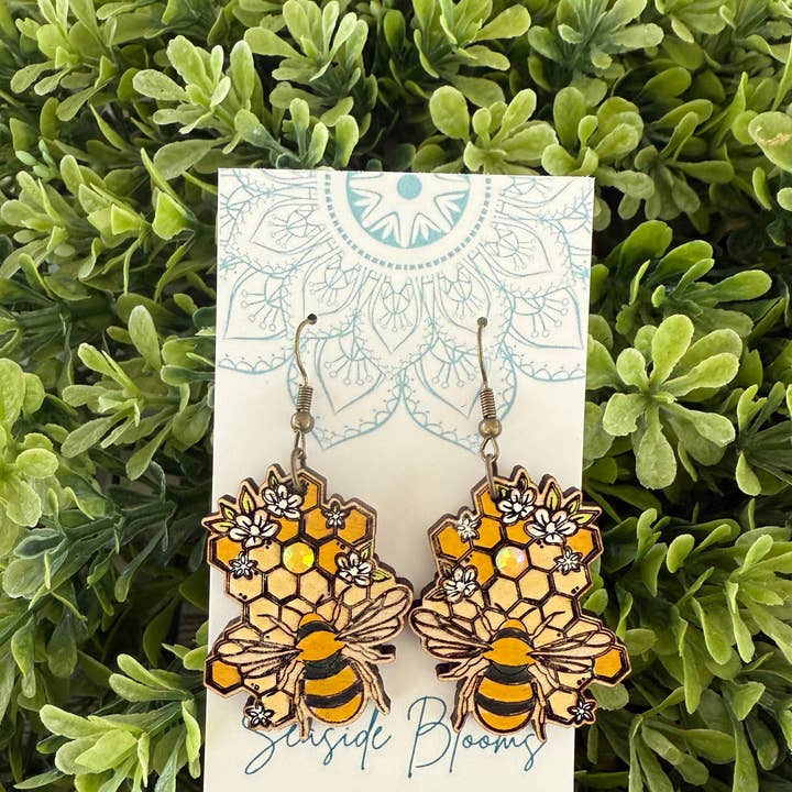 Orecchini boho dipinti a mano in legno di acero leggero a forma di ape per la vendita all'ingrosso da parte di Seasideblooms