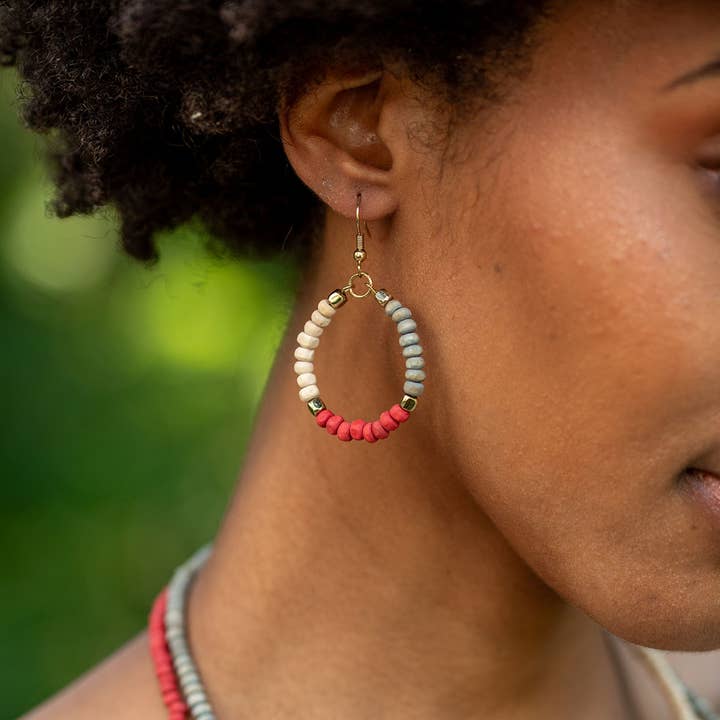 Anju Jewelry – Engroshandel Hængeøreringe og creoløreringe – Prismatiske Nuancer Øreringe Sæt - Med Display1