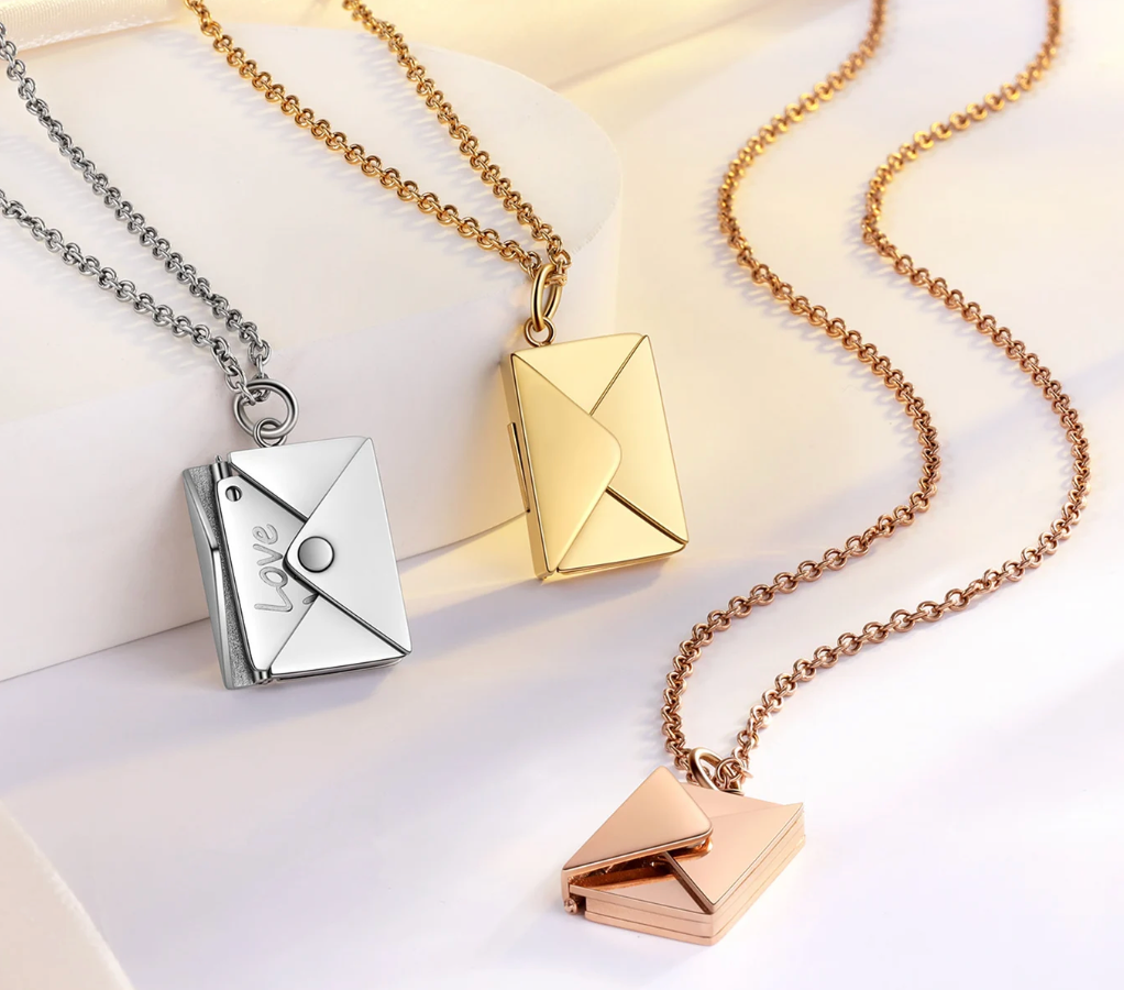 HoopLa - Vendita all'ingrosso Collana con ciondolo/pendaglio - Collana Love Letter in acciaio placcato oro 14K con busta e lettera9