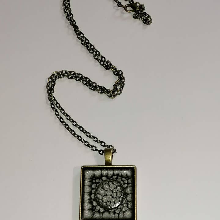 Pendente quadrato in bronzo nero per la vendita all'ingrosso da parte di Blue Moon Bijoux