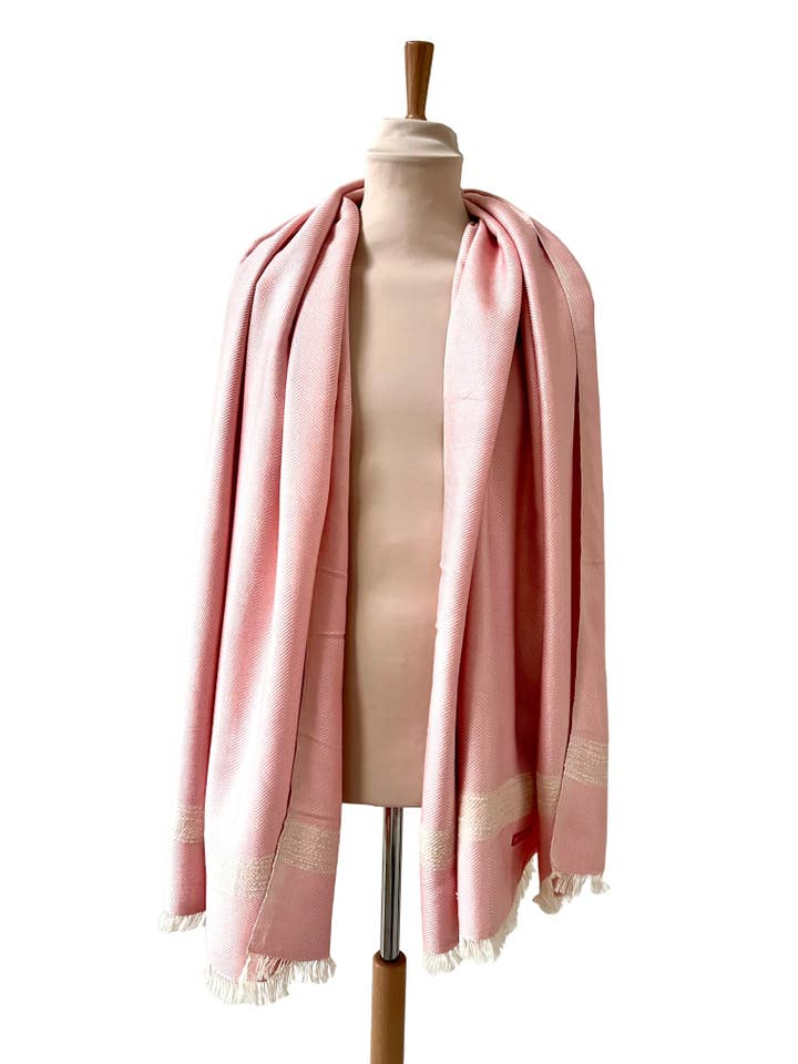 Der Große Weiche Krama Rose in seiner Palmrindenschachtel für den Großhandel von Krama Heritage