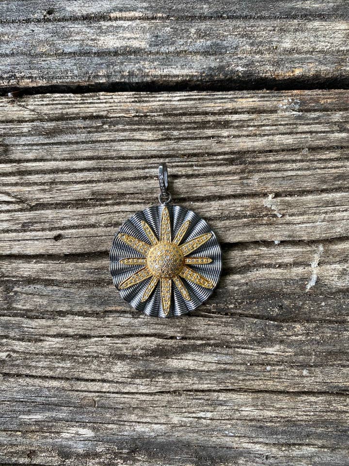 Pendentif en forme de disque texturé Starburst en diamant pavé bicolore pour la vente par ILISSA MICHELE JEWELRY