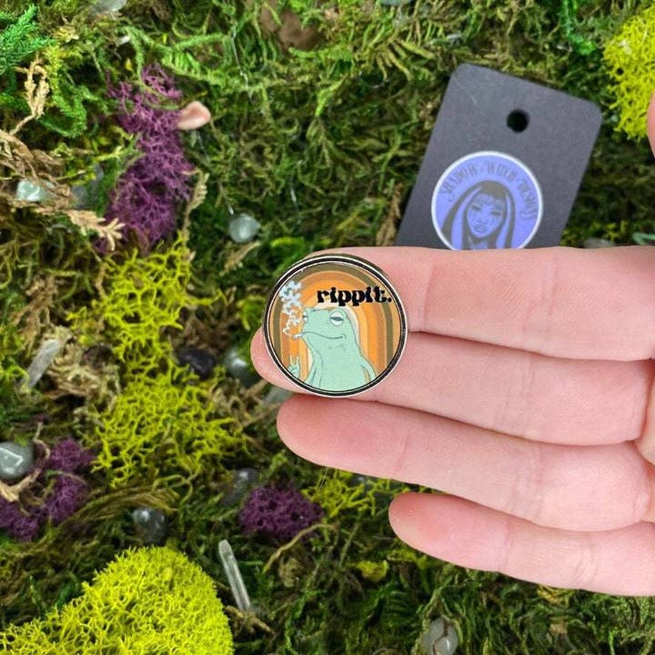 Rippit Rökande Groda Emaljpin för wholesale av The Shadow Witch